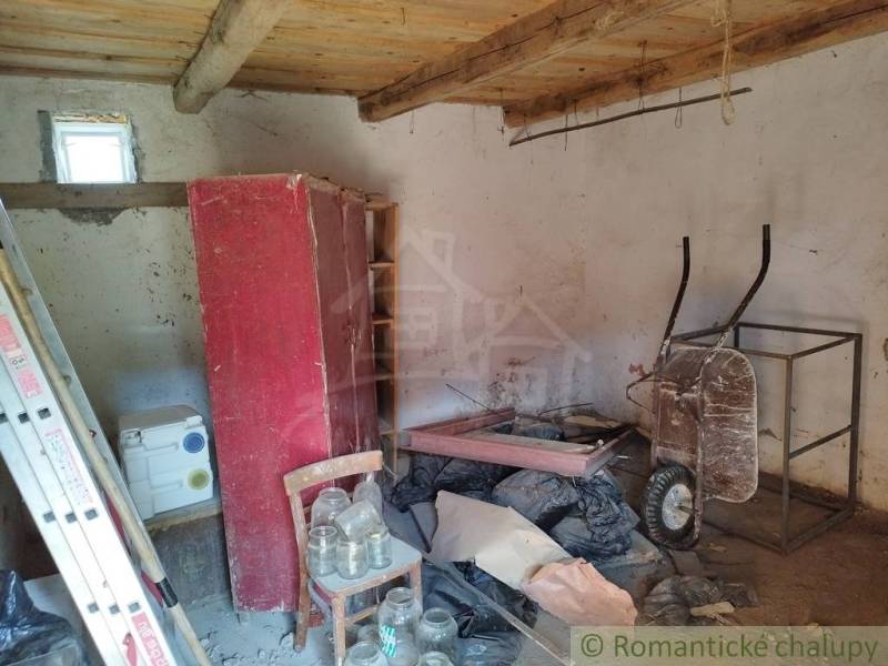 Veľký, vyše 4,5Ha slnečný pozemok s chalupou v strede, na lazoch, pri  - Interiér chaty so starým nábytkom a náradím, s podlahou s dreveným dekorom.