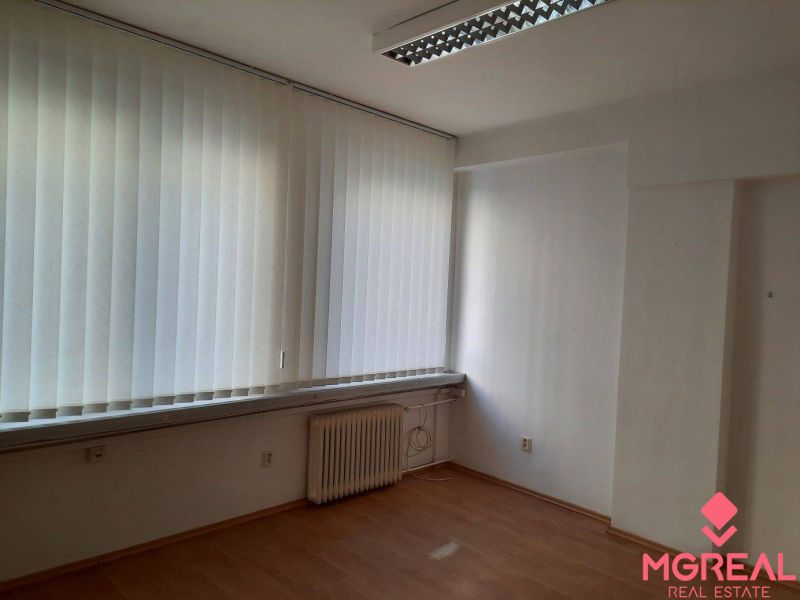 Prenájom kancelárií 21 m2 v centre Trnavy - Kancelárie s podlahou s dreveným dekorom, žalúziami a radiátorom.