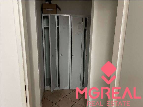 Prenájom kancelárií 21 m2 v centre Trnavy - Úzky priestor s kovovými skrinkami a dlažbou, vhodný do kancelárií.