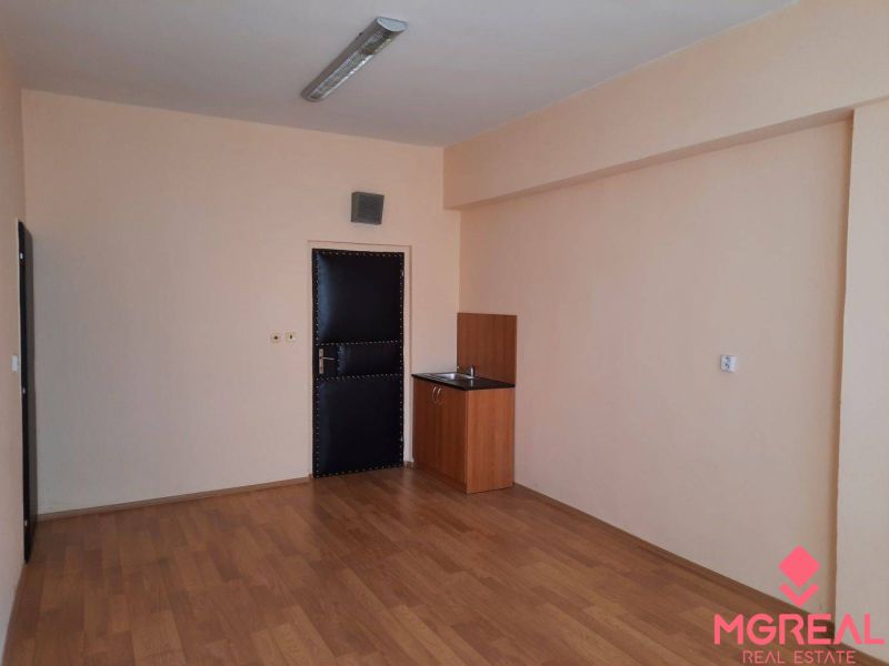 Prenájom kancelárií 21 m2 v centre Trnavy - Kancelárie obsahujú umývadlo, dvere a podlahu s dreveným dekorom.