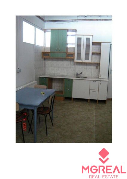 Skladové priestory 770 m2 a 792 m2 v Piešťanoch - Kuchynský kút s linkou a stolom v priestoroch Sklady a haly.