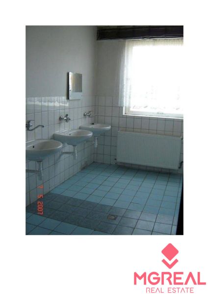 Skladové priestory 770 m2 a 792 m2 v Piešťanoch - Tri umývadlá s vodovodnými kohútikmi na stenách v skladoch a halách.