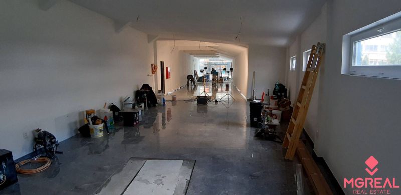 Priestor do prenájmu v centre Topoľčian - Obchodné priestory s vybavením, pred rekonštrukciou, s podlahou s dreveným dekorom.