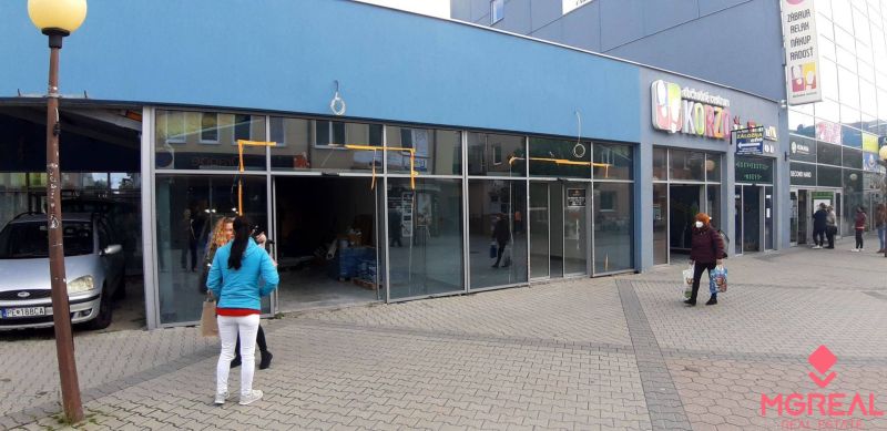 Priestor do prenájmu v centre Topoľčian - Obchodné priestory na Obchodnej ulici v Topoľčanoch s preskleným vstupom a chodníkom.