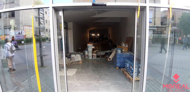 Priestor do prenájmu v centre Topoľčian - Obchodné priestory na ulici Obchodná v Topoľčanoch s pripraveným stavebným materiálom.