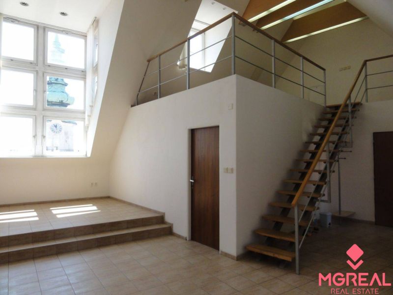 Kancelárske priestory 82 m2 s atraktívnym výhľadom v centre Bratislavy - Kancelárie so schodiskom a veľkými oknami, podlaha s dreveným dekorom.