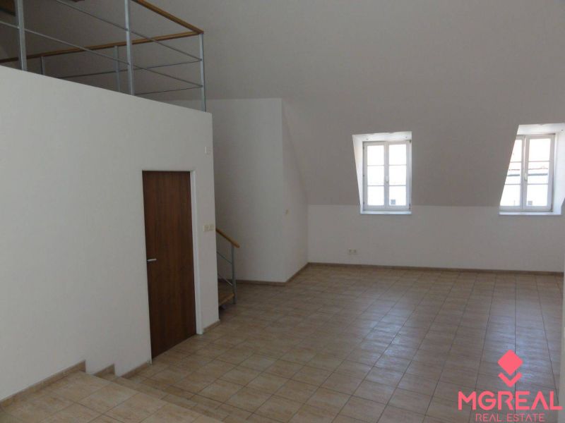 Kancelárske priestory 82 m2 s atraktívnym výhľadom v centre Bratislavy - Kancelárie s dlažbou, drevenými dverami v podkroví, svetlé miestnosti.