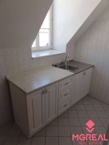 Kancelárske priestory 82 m2 s atraktívnym výhľadom v centre Bratislavy - Kuchynská linka pod strešným oknom s kachličkami a úložným priestorom.