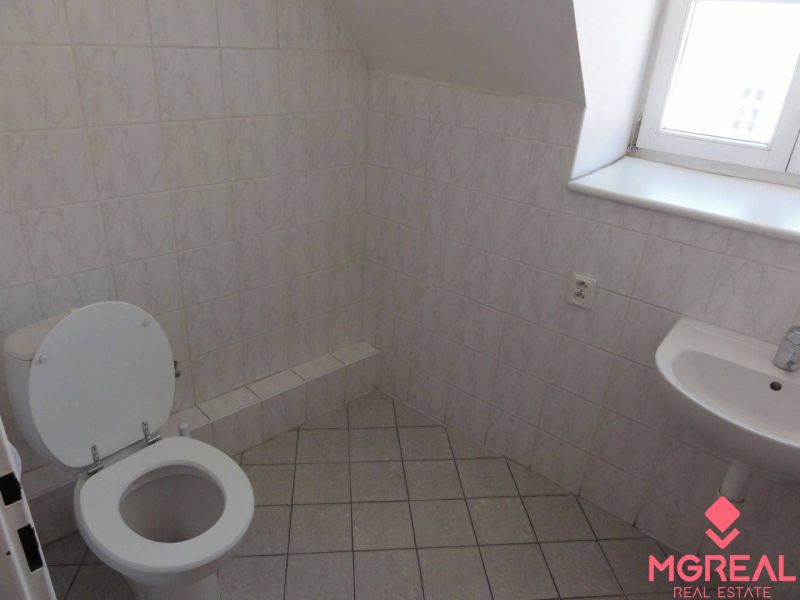 Kancelárske priestory 82 m2 s atraktívnym výhľadom v centre Bratislavy - Kúpeľňa s bielymi obkladačkami a toaletou v kanceláriách na Župnom námestí, Bratislava-Staré Mesto.