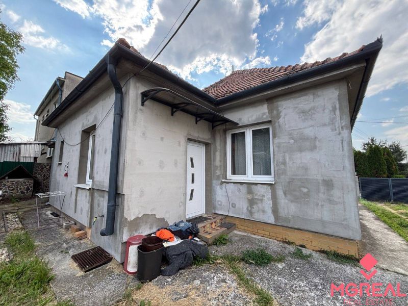 Rodinný dom Solčany - Rodinný dom v Solčanoch na ulici ine s nezateplenou fasádou a šikmou strechou.