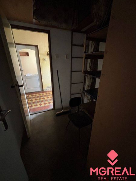 Rodinný dom Solčany - Chodba v rodinnom dome s tmavou podlahou a výhľadom do vedľajšej miestnosti.