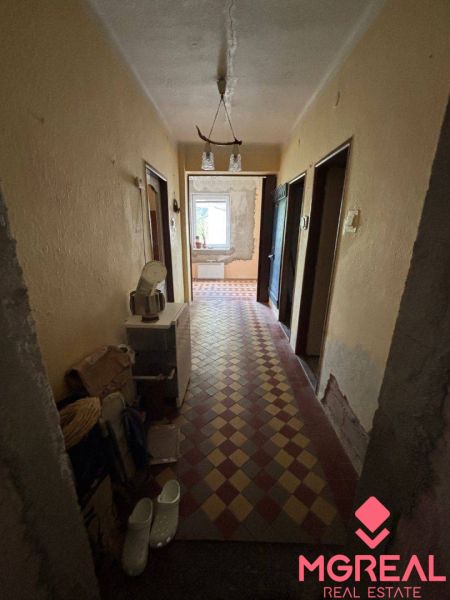 Rodinný dom Solčany - Úzky chodba s vzorovanou podlahou vedie do miestnosti v Rodinnom dome.