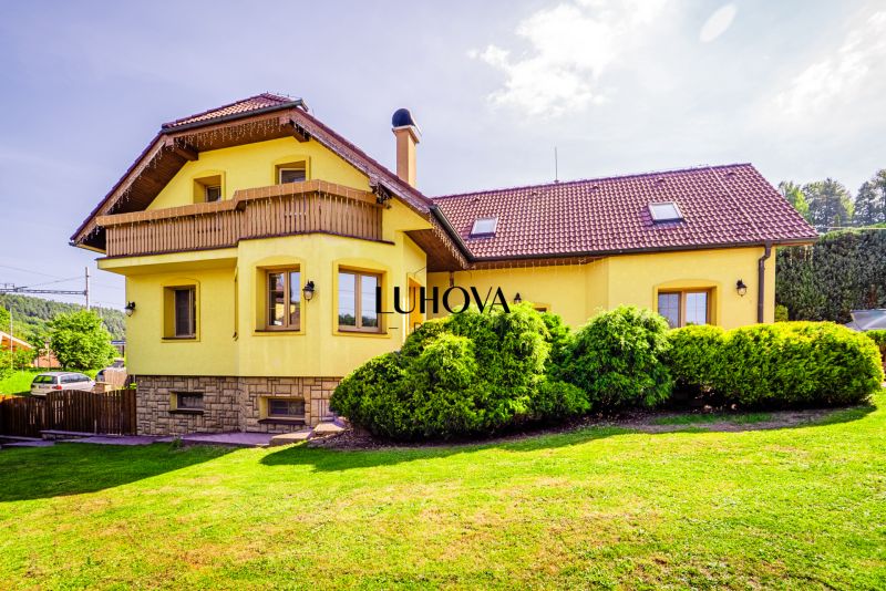 RODINNÝ dom s bazénom a krásnou záhradou