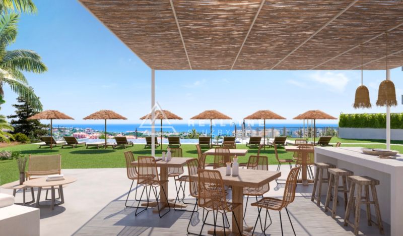 Moderné bývanie pri mori a golfe – La Cala de Mijas - Terasa s výhľadom na more, stoličky a slnečníky v pozadí.