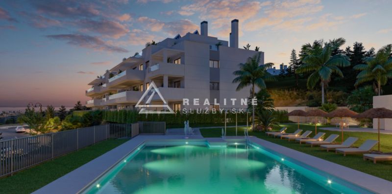 Moderné bývanie pri mori a golfe – La Cala de Mijas - Pohľad spoza bazéna na apartmánový komplex s terasami na Calle Aralia v El Faro.