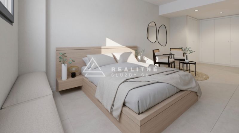 Moderné bývanie pri mori a golfe – La Cala de Mijas - Spálňa v 3-izbovom byte s posteľou a dvoma kreslami, jemné farebné odtiene.