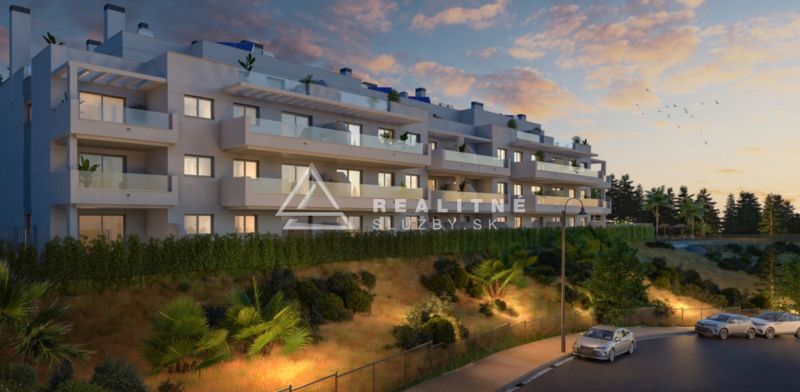 Moderné bývanie pri mori a golfe – La Cala de Mijas - Večerný pohľad na 3-izbový byt v El Faro na Calle Aralia s parkoviskom.
