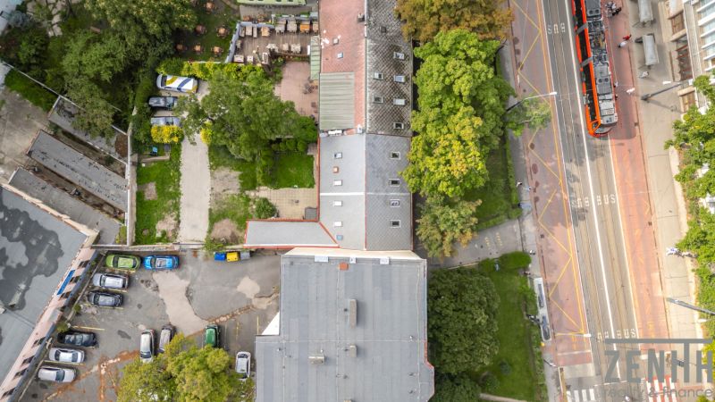 NA PREDAJ - Historický dom s pozemkom v srdci Bratislavy  - Letecký pohľad na Radlinského ulicu v Bratislave s rodinným domom a električkou.