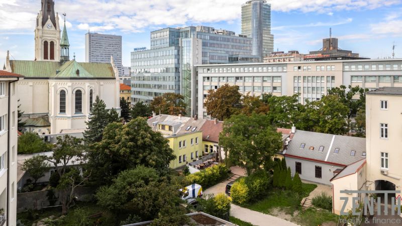 NA PREDAJ - Historický dom s pozemkom v srdci Bratislavy  - Kostol v Bratislave na Radlinského ulici s okolitými budovami a zeleňou.