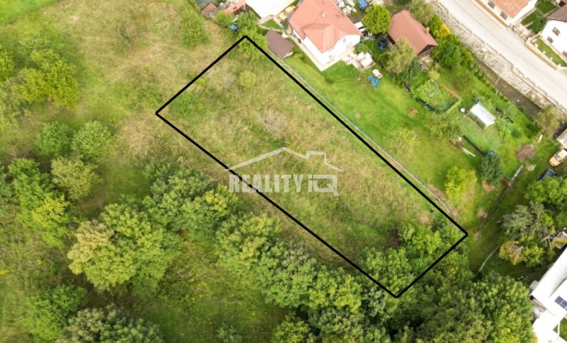 Exkluzívne na predaj slnecný pozemok 758 m2, Snežnica - centrum