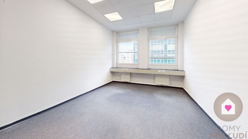 Samostatné kancelárske priestory 95,6 m2 -  BA II. Miletičova - Jasná kancelária s bielymi stenami a veľkými oknami, koberec pokrýva podlahu.