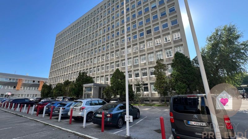 Samostatné kancelárske priestory 95,6 m2 -  BA II. Miletičova - Administratívna budova s parkoviskom na Miletičovej ulici v Bratislave - Ružinove.
