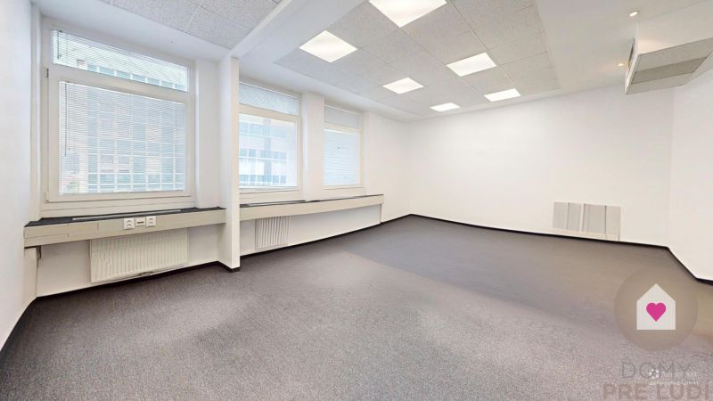 Samostatné kancelárske priestory 95,6 m2 -  BA II. Miletičova - Priestranné kancelárie s veľkými oknami a kobercovou podlahou.