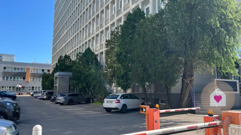 Samostatné kancelárske priestory 95,6 m2 -  BA II. Miletičova - Budova a parkovisko obklopené stromami na Miletičovej, Bratislava - Ružinov, kancelárie.