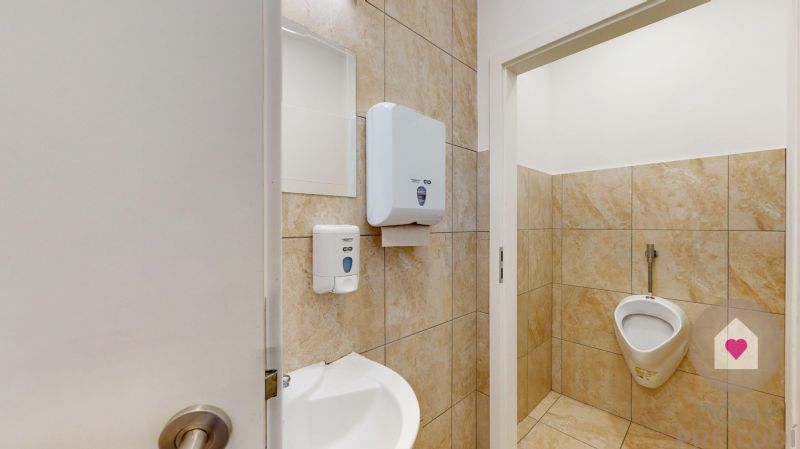 Samostatné kancelárske priestory 95,6 m2 -  BA II. Miletičova - Kúpeľňa v kanceláriách s umývadlom, sušičom rúk a pisoárom, obložená kachličkami.