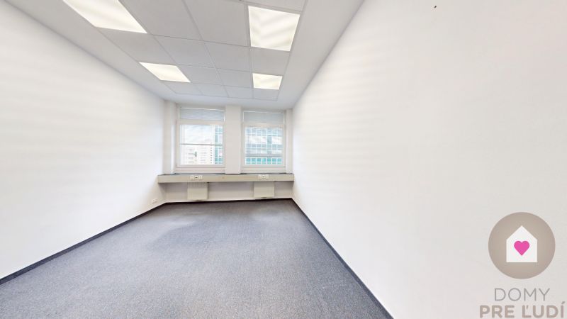 Samostatné kancelárske priestory 95,6 m2 -  BA II. Miletičova - Prázdna kancelária s bielymi stenami, sivým kobercom a veľkými oknami.