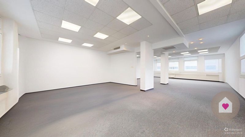 Samostatné kancelárske priestory 95,6 m2 -  BA II. Miletičova - Priestranné kancelárie s kobercom a bielymi stenami, ideálne pre rôzne využitie.