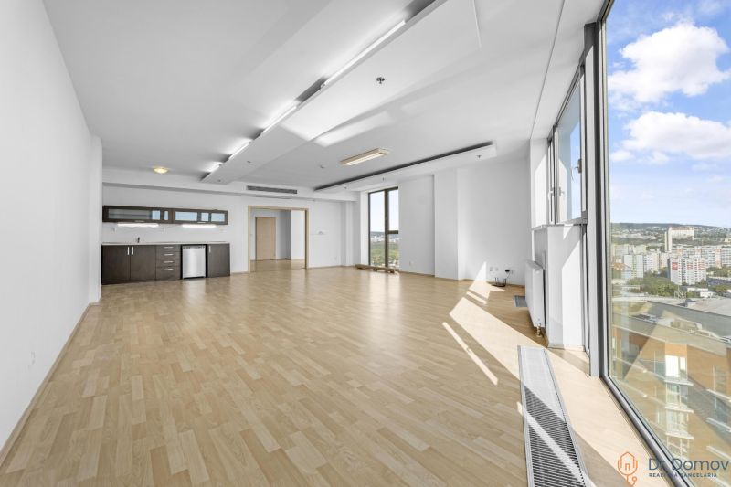 PRENAJATÉ! SLNEČNÝ VEĽKOMETRÁŽNY APARTMÁNOVÝ 2-IZBOVÝ BYT