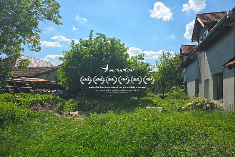 NOVÁ CENA - investičná príležitosť v obci Bíňovce - Zarastená záhrada pri rodinnom dome v Bíňovciach na ulici Bíňovce.