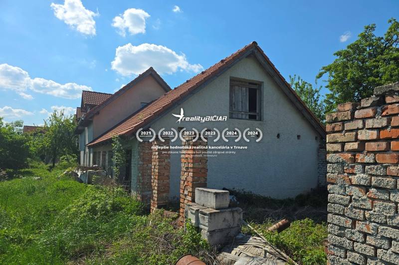 NOVÁ CENA - investičná príležitosť v obci Bíňovce - Rodinný dom v Bíňovciach, na ulici Bíňovce, obklopený zeleňou a stavebným materiálom.