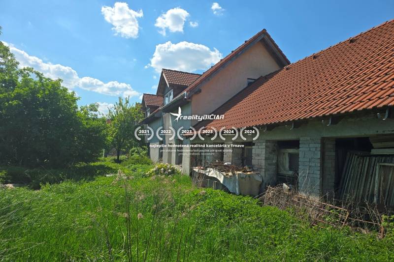 NOVÁ CENA - investičná príležitosť v obci Bíňovce - Rodinný dom v Bíňovciach na ulici Bíňovce obklopený zelenou záhradou a stromami.