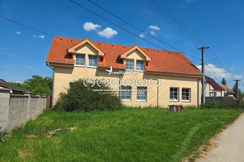 NOVÁ CENA - investičná príležitosť v obci Bíňovce - Rodinný dom v Bíňovciach na ulici Bíňovce s červenou strechou a predzáhradkou.