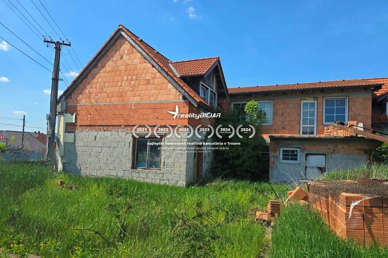 NOVÁ CENA - investičná príležitosť v obci Bíňovce - Rodinný dom v Bíňovciach na Bíňovce s neomietnutou tehlovou fasádou a zarasteným pozemkom.