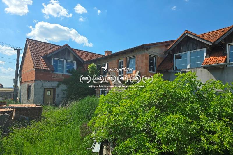 NOVÁ CENA - investičná príležitosť v obci Bíňovce - Rodinný dom v Bíňovciach na ulici Bíňovce, s rozostavanou konštrukciou a záhradou.