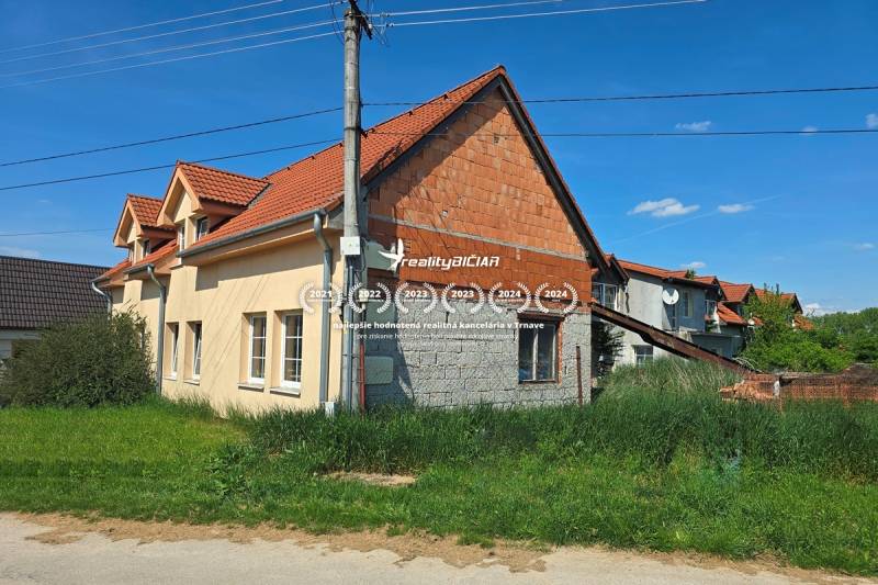 NOVÁ CENA - investičná príležitosť v obci Bíňovce - Rodinný dom v Bíňovciach na ulici Bíňovce s nedokončenou fasádou a červenou strechou.