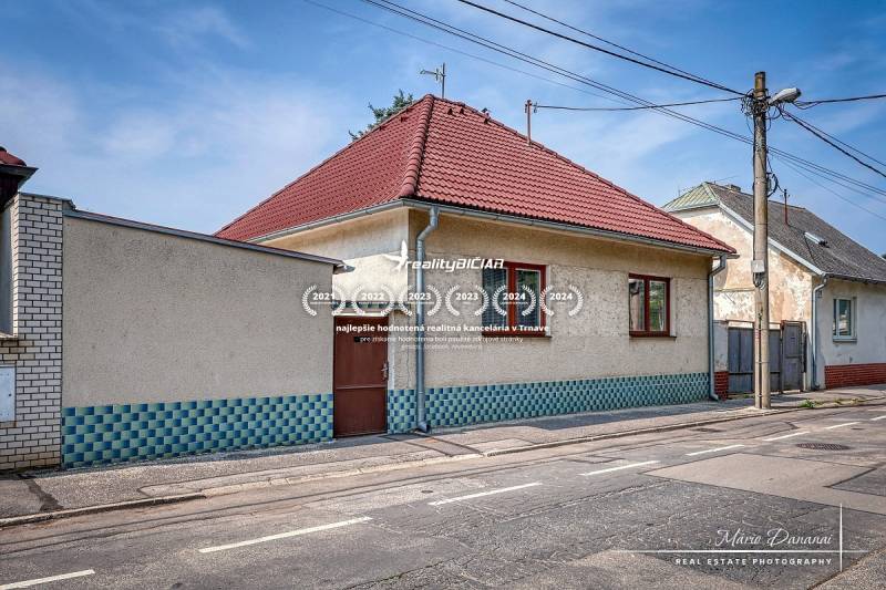 VÝRAZNÁ ZĽAVA 4-izbový rodinný dom na Kopánke v Trnave - Rodinný dom v Trnave s bielou fasádou a červenou strechou na ulici v Trnave.