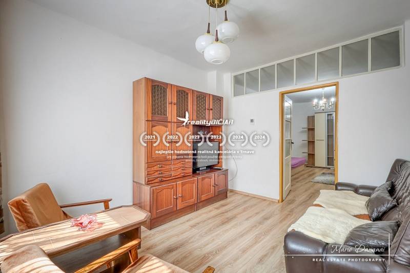 VÝRAZNÁ ZĽAVA 4-izbový rodinný dom na Kopánke v Trnave - Obývacia izba v rodinnom dome s dreveným nábytkom a pohodlným sedením.