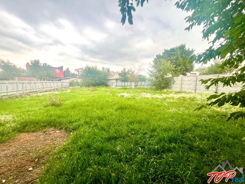 Rodinný dom s veľkým pozemkom - Turňa nad Bodvou - Záhrada Rodinného domu v Turni nad Bodvou s trávnikom a plotom.