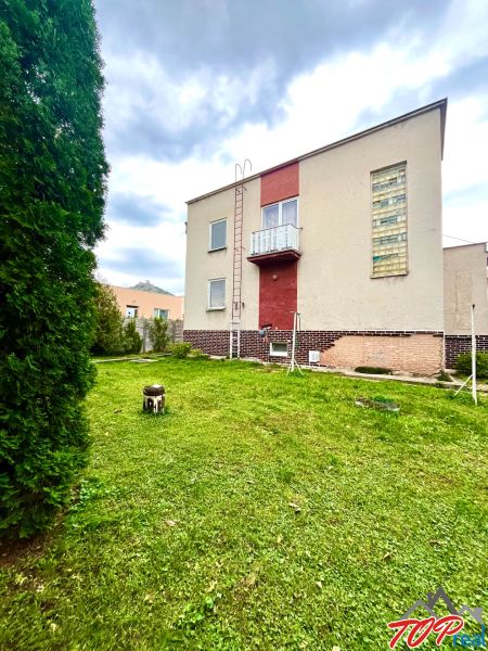 Rodinný dom s veľkým pozemkom - Turňa nad Bodvou - Rodinný dom v Turni nad Bodvou s trávnatou záhradou a balkónom.