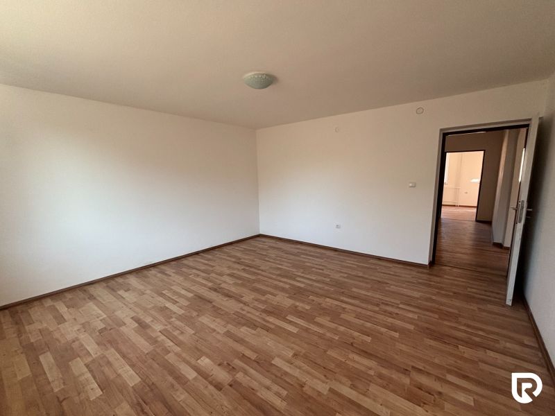 6-izbový rodinný dom s pozemkom 2218m2  | Horňany - Izba s bielymi stenami a podlahou s dreveným dekorom v Rodinnom dome.