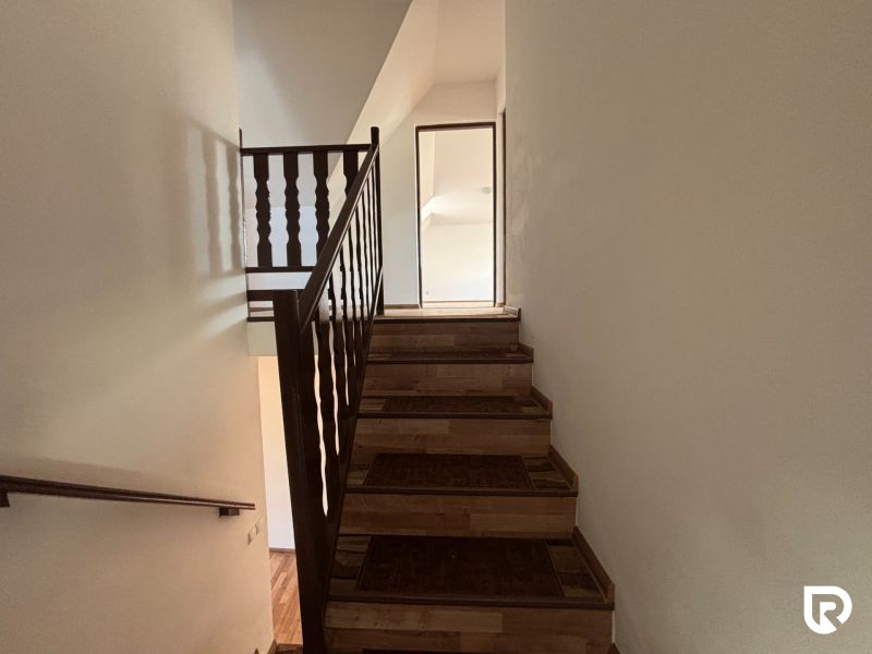 6-izbový rodinný dom s pozemkom 2218m2  | Horňany - Drevené schodisko s podlahou s dreveným dekorom v rodinnom dome.