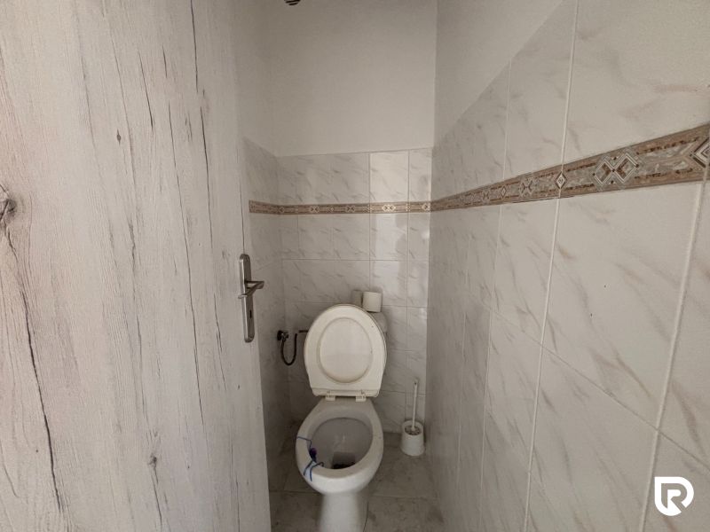 6-izbový rodinný dom s pozemkom 2218m2  | Horňany - Kúpeľňa v rodinnom dome s bielymi obkladačkami a toaletou.