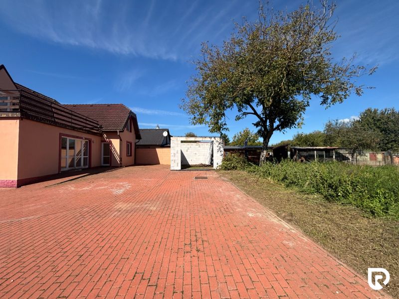 6-izbový rodinný dom s pozemkom 2218m2  | Horňany - Rodinný dom v Horňanoch s terasou, veľkým dvorom a stromom v záhrade.