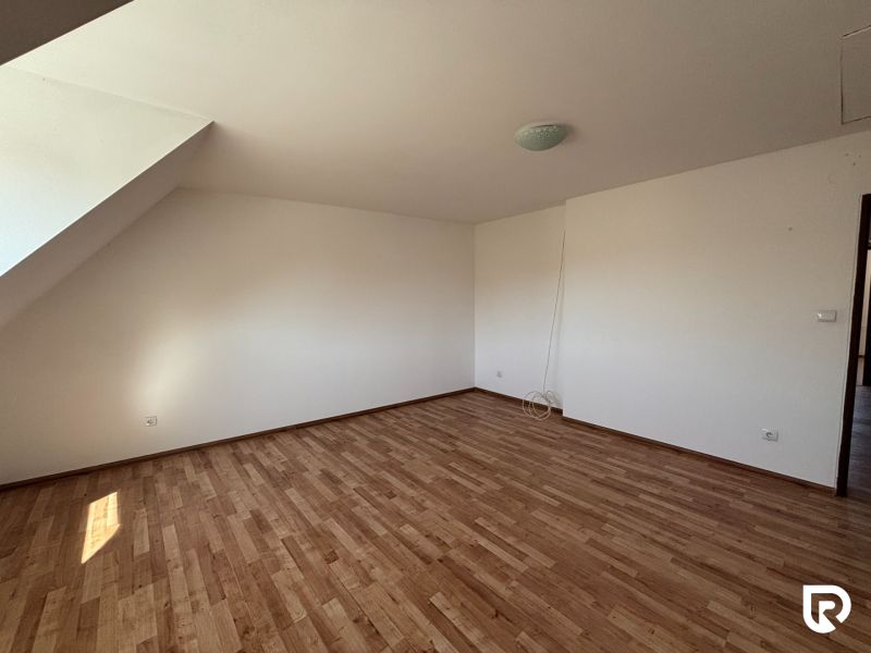 6-izbový rodinný dom s pozemkom 2218m2  | Horňany - Izba v rodinnom dome s podlahou s dreveným dekorom je svetlá a priestranná.