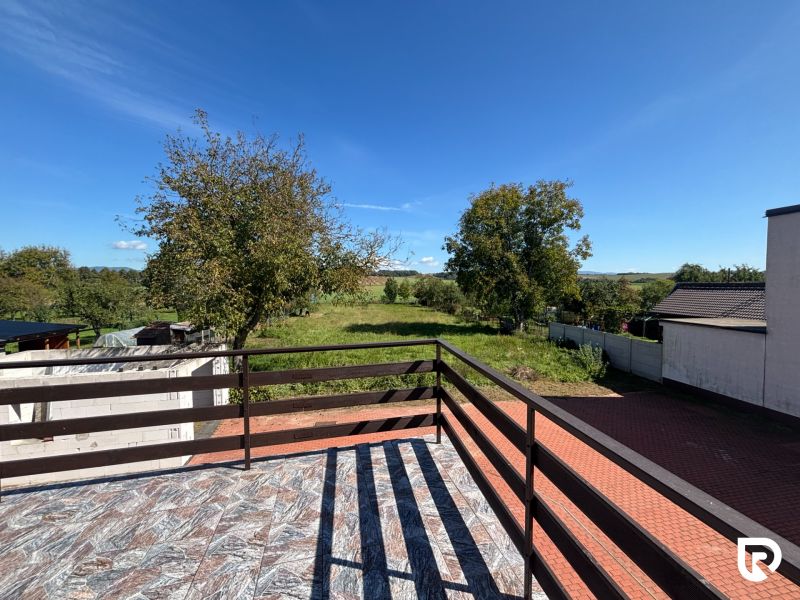 6-izbový rodinný dom s pozemkom 2218m2  | Horňany - Rodinný dom v Horňanoch, výhľad z terasy na záhradu s ovocnými stromami.
