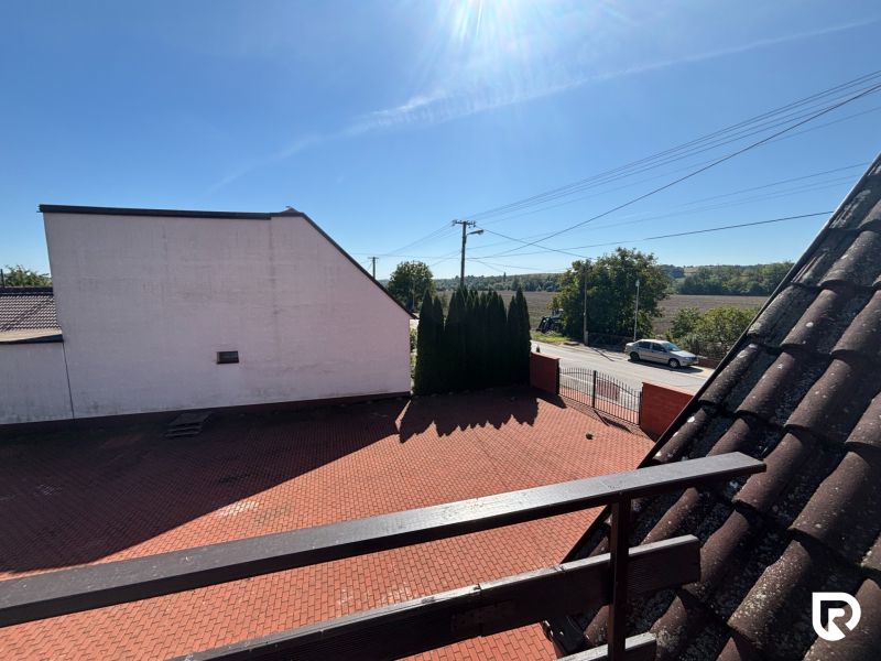 6-izbový rodinný dom s pozemkom 2218m2  | Horňany - Výhľad z rodinného domu v Horňanoch na dvor so zámkovou dlažbou a cestu.